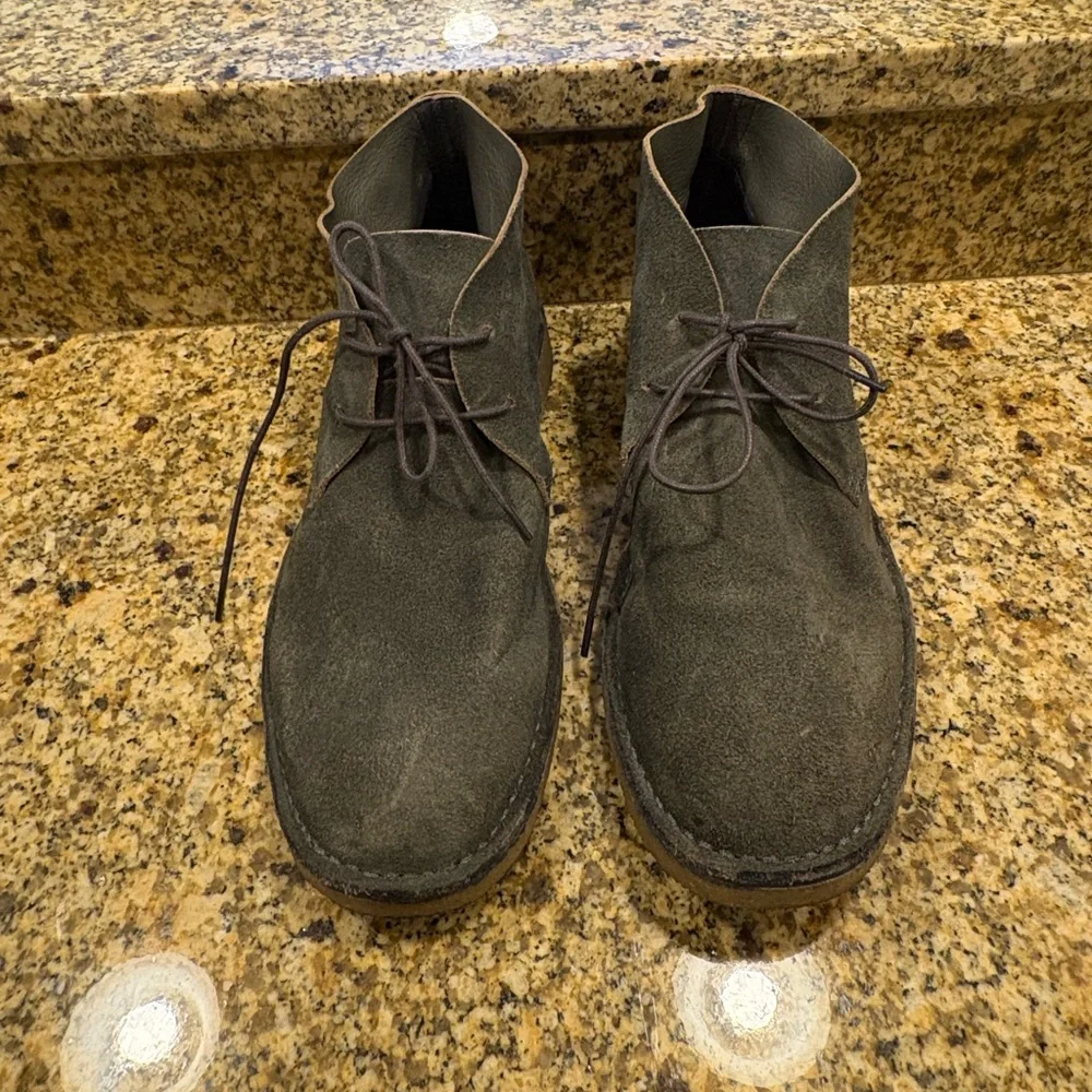 Banana Republic Men’s Olive Army Green suede chukka desert boots size 11 EUC